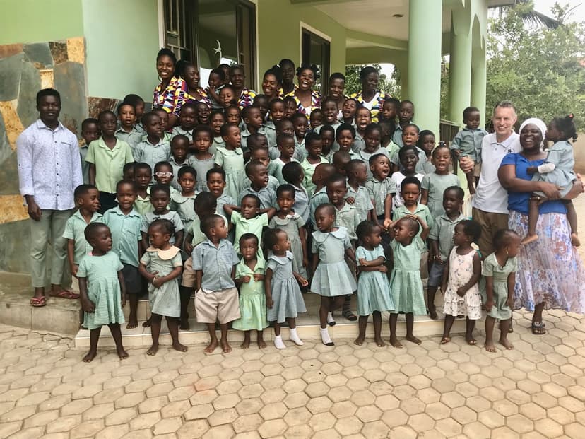 Onze gemeenschap - kinderen, staf en vrijwilligers samen