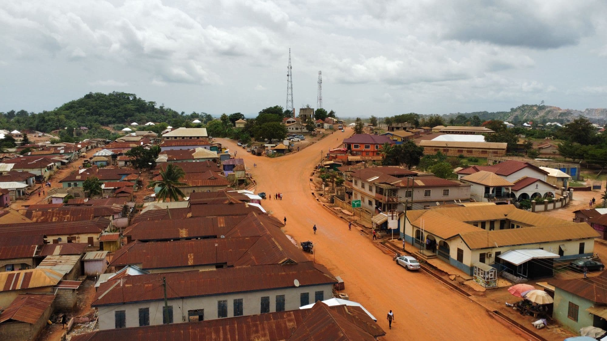 Luchtfoto van Barekese in de Ashanti-regio van Ghana, met daken en rode zandwegen