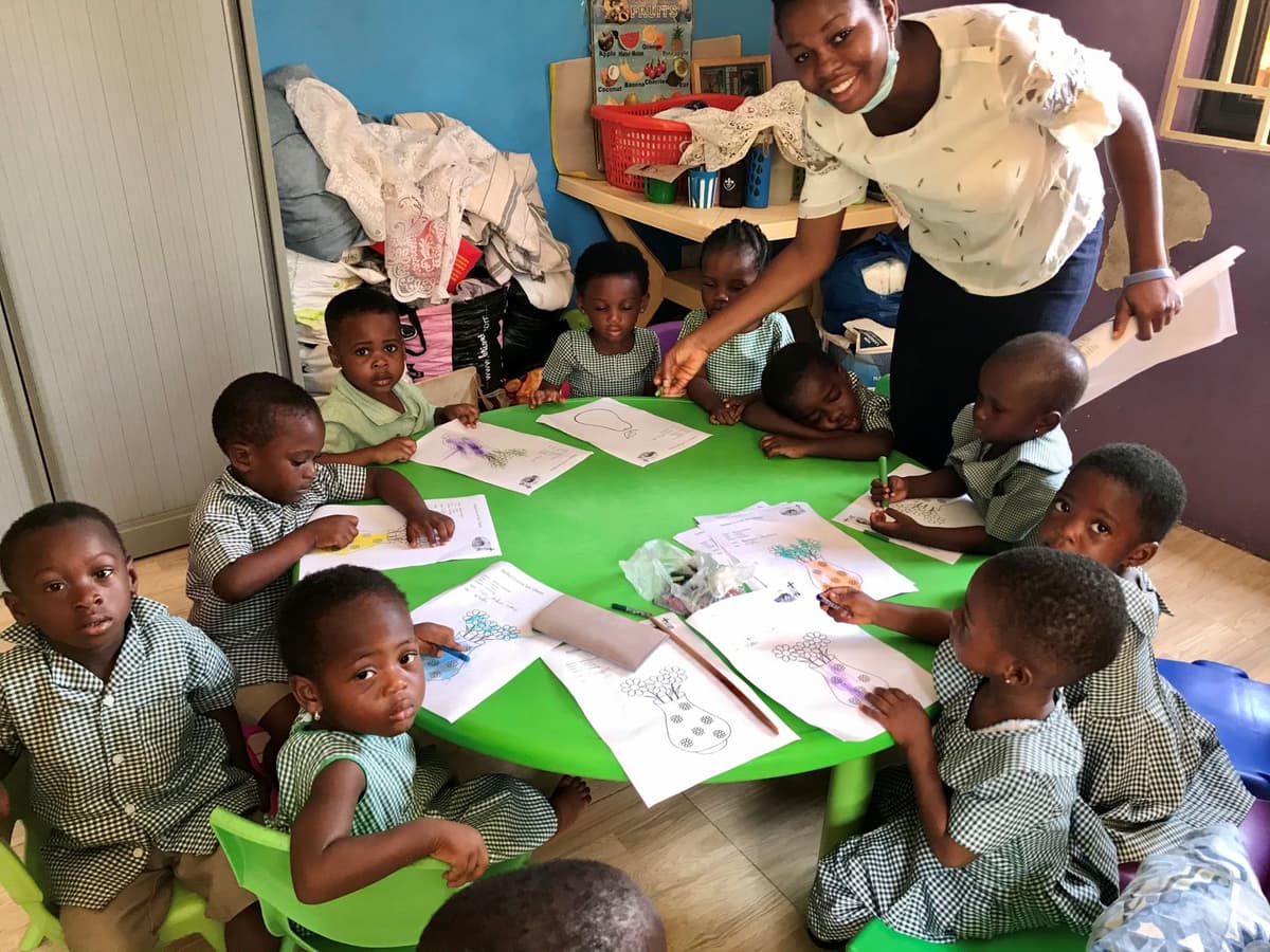 Kinderen in Ghana die onderwijs ontvangen